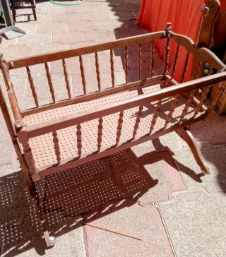 Cuna balancín de madera vintage