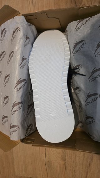 Zapatillas de Piel Negras CONSEPT Suela Blanca