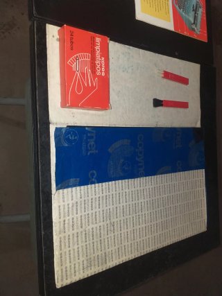 Mesa  máquina de   escribir y manuales