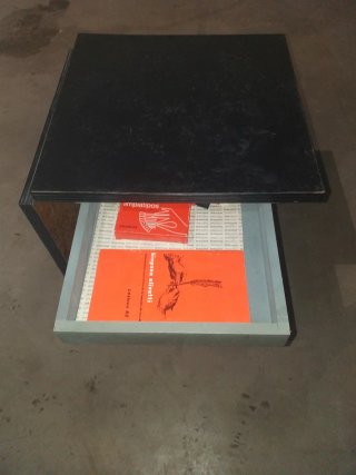 Mesa  máquina de   escribir y manuales