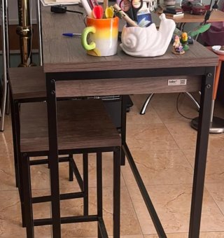 Mesa alta y 2 taburetes