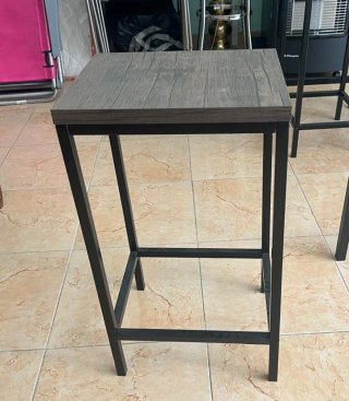 Mesa alta y 2 taburetes
