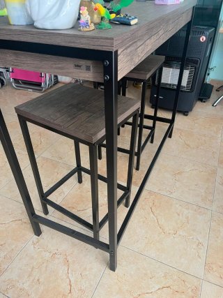 Mesa alta y 2 taburetes