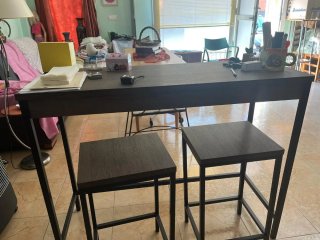 Mesa alta y 2 taburetes