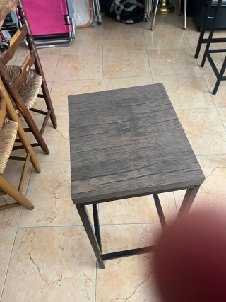 Mesa alta y 2 taburetes