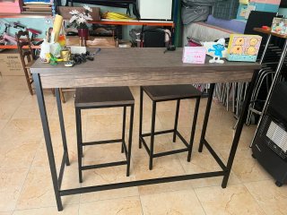 Mesa alta y 2 taburetes