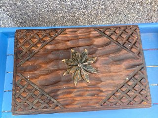 Caja de madera tallada con detalle metálico