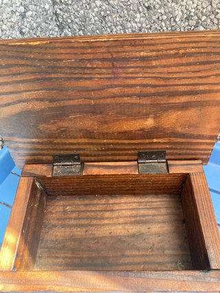 Caja de madera tallada con detalle metálico