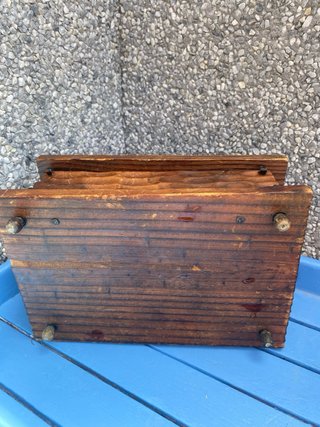 Caja de madera tallada con detalle metálico