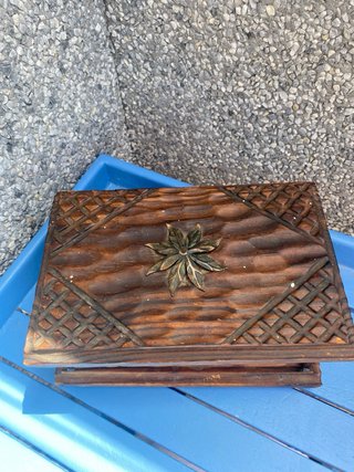 Caja de madera tallada con detalle metálico
