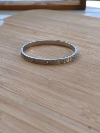 Pulsera plateada con detalles