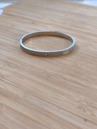 Pulsera plateada con detalles