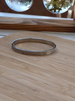 Pulsera plateada con detalles