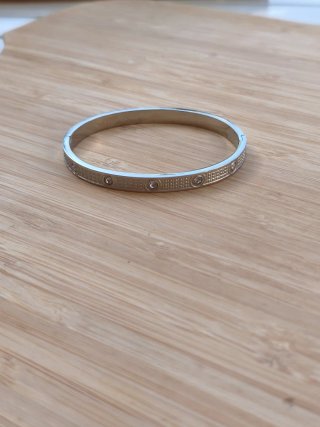 Pulsera plateada con detalles