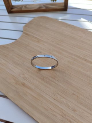 Pulsera plateada con detalles