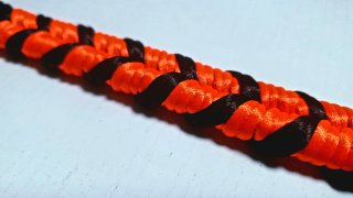 Pulsera trenzada naranja y negra