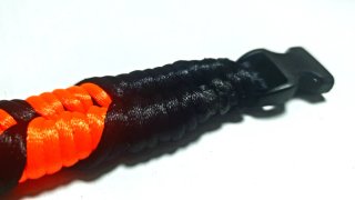 Pulsera trenzada naranja y negra