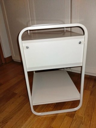 Comodino con cassetto e mensola