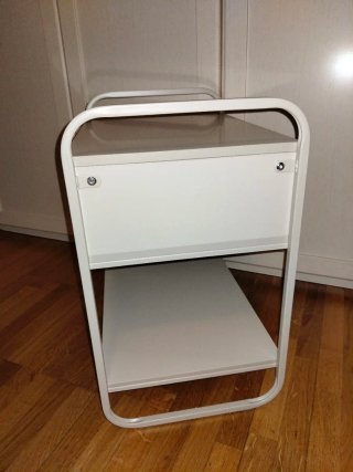 Comodino con cassetto e mensola