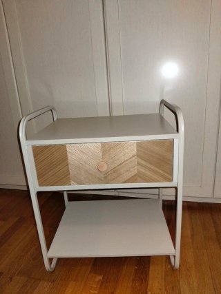 Comodino con cassetto e mensola