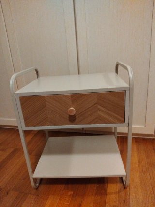 Comodino con cassetto e mensola