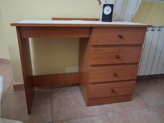 Escritorio de madera con cajones