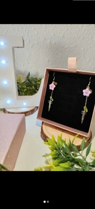 Pendientes Daga y Flor Powerless Hechos a Mano