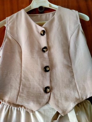 Conjunto de chaleco y falda beige
