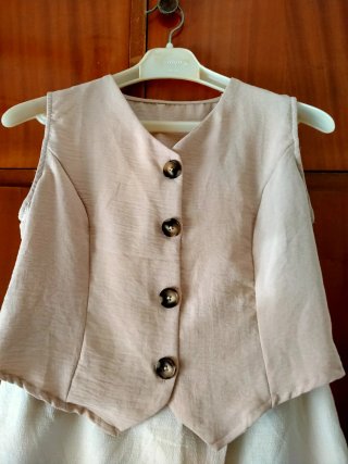 Conjunto de chaleco y falda beige