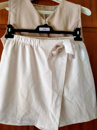 Conjunto de chaleco y falda beige