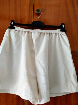 Conjunto de chaleco y falda beige