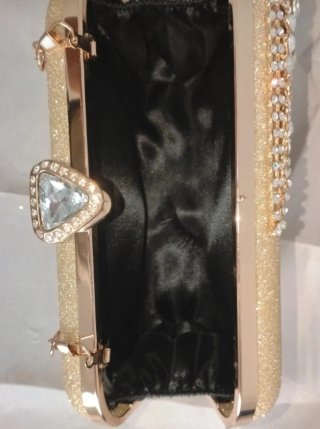 Bolso de mano dorado con pedrería