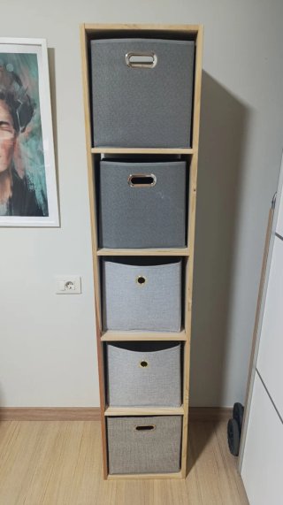 Estantería de madera con 5 cubos