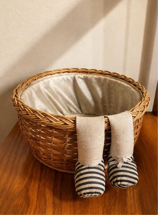 Cesta Mimbre Decorativa con Muñeco