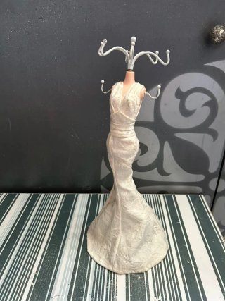 Joyero con forma de maniquí