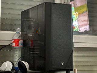 Torre con monitor, mouse y microfono incluido