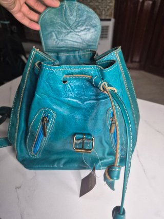 Mochila de cuero azul verdoso