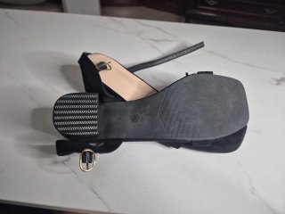 Sandalias negras tacón cuadrado