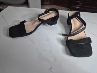 Sandalias negras tacón cuadrado