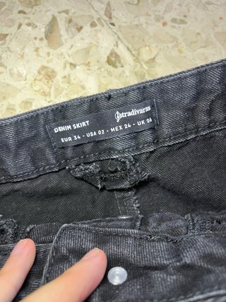 Falda vaquera mini cargo negra Stradivarius