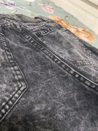 Pantalón recto negro desgastado