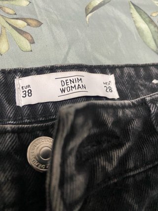 Pantalón recto negro desgastado