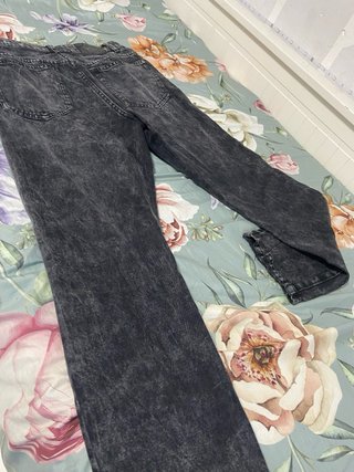 Pantalón recto negro desgastado