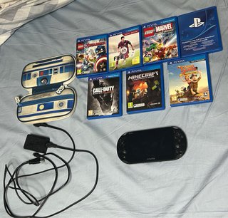 PS Vita Sony Negra + 6 Juegos