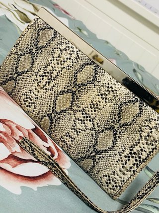 Cartera con estampado de serpiente