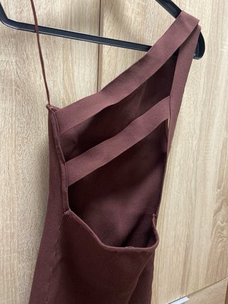 Vestido marrón asimétrico de punto