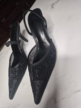Zapatos de tacón negros con pedrería