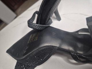 Zapatos de tacón negros con pedrería