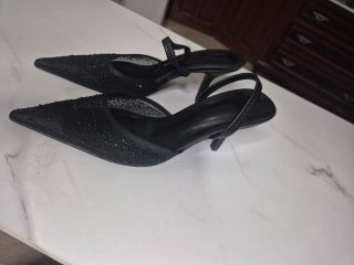 Zapatos de tacón negros con pedrería