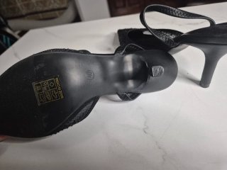 Zapatos de tacón negros con pedrería